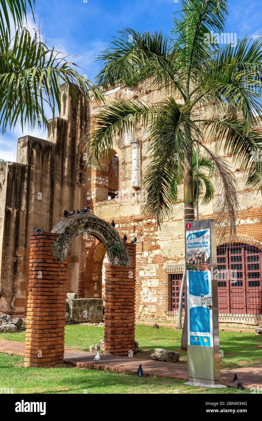 Amerika, Karibik, Großantillen, Dominikanische Republik, Santo Domingo, Kolonialviertel, Ruine des Kolonialkrankenhauses St. Nicolas de Bari im Kolonialviertel von Santo Domingo Stockfoto