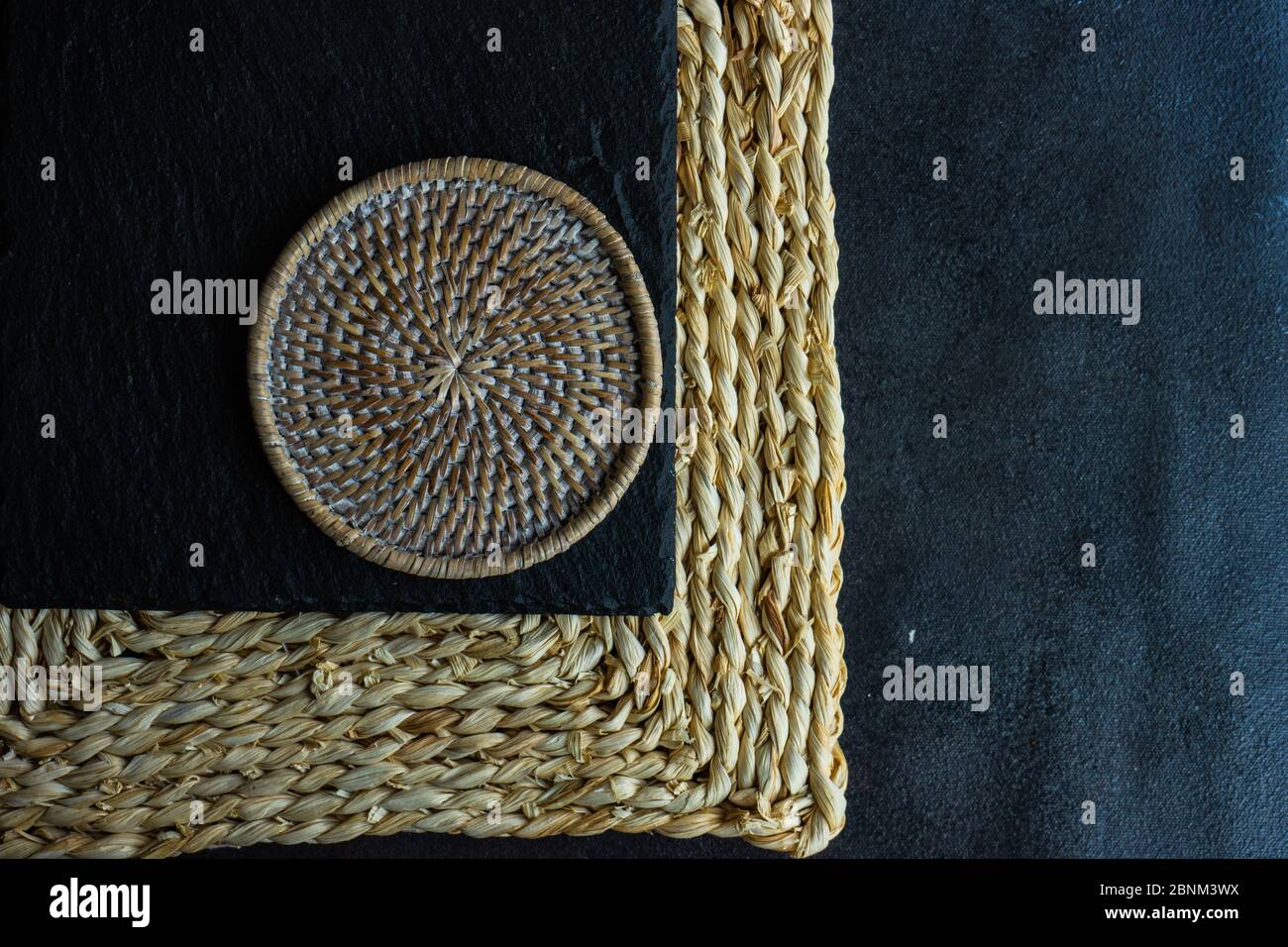 Verschiedene Arten von Lebensmitteln Serviermatte auf Stein Hintergrund mit Kopierraum Stockfoto