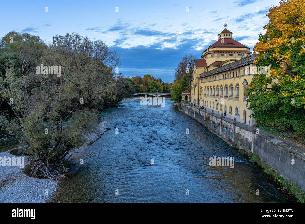 Europa, Deutschland, Bayern, München, Blick auf das Müller'sche Volksbad am Isarufer an einem sonnigen Herbsttag Stockfoto