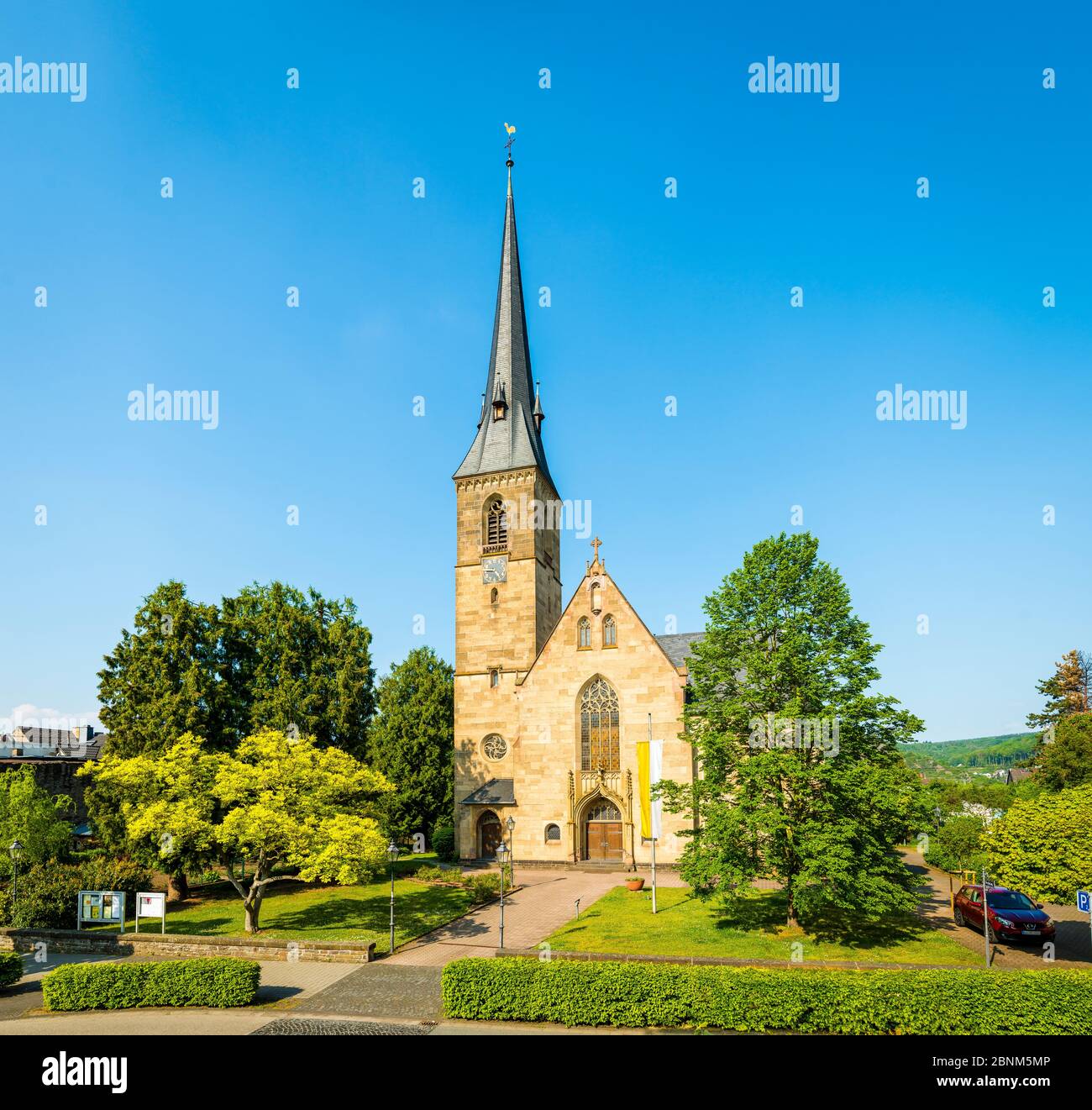 Rhens - St. Theresia, Mittelrhein, neugotische katholische Hallenkirche, Panorama, aus mehreren Fotos, UNESCO Welterbe Oberes Mittelrheintal Stockfoto