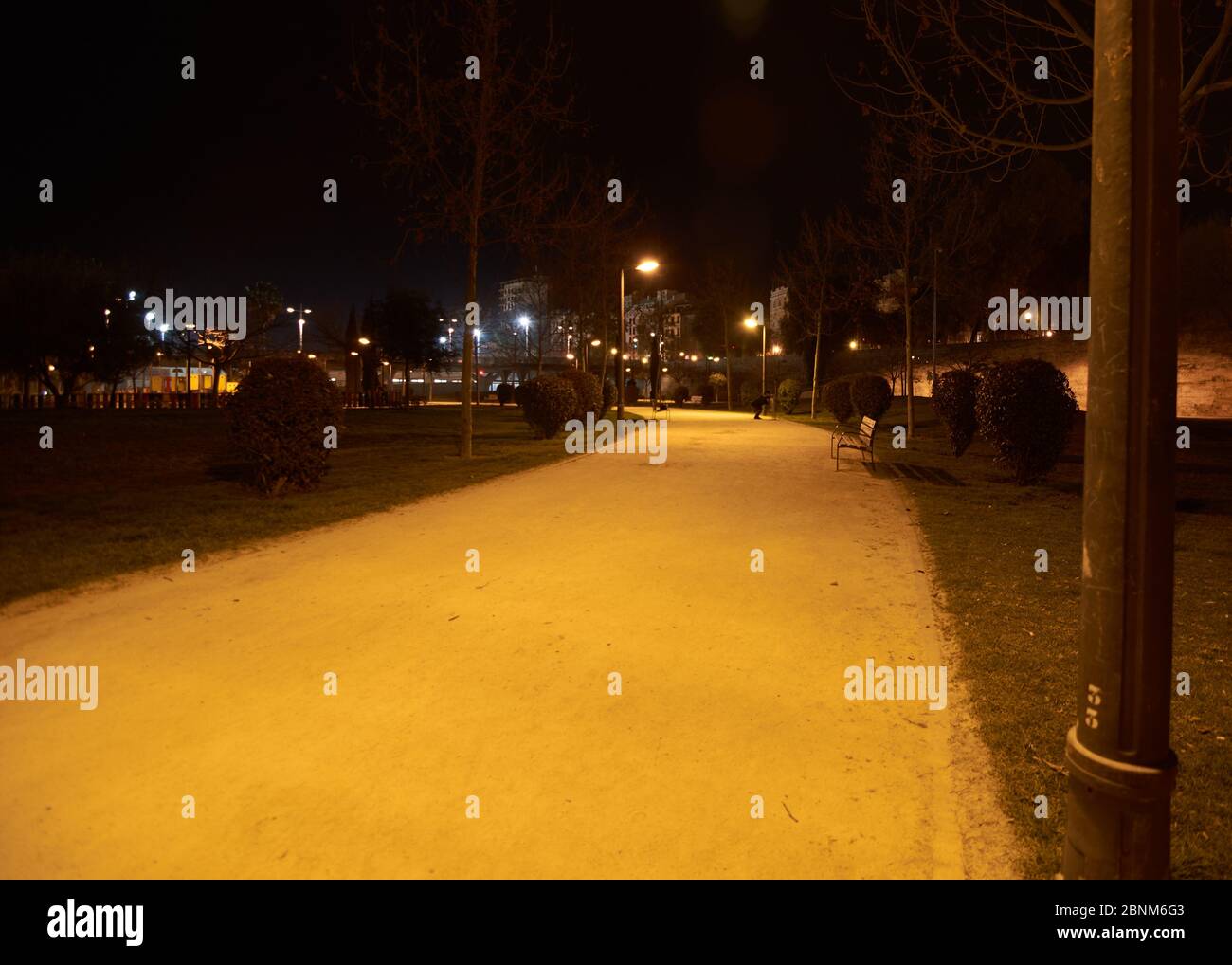 Ich gehe nachts im Park bis ins nichts. Einsamkeit und Ruhe Stockfoto