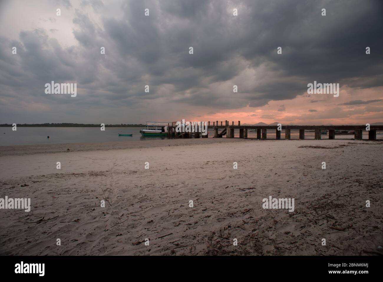 Sonnenuntergang auf der Insel Superagui, im Bundesstaat Parana, im Südosten Brasiliens Stockfoto