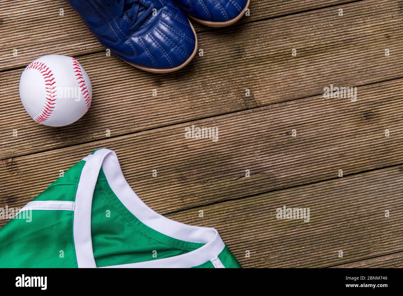 Baseball, Shirts und Schuhe auf altem Holzhintergrund. Teamsport Stockfoto