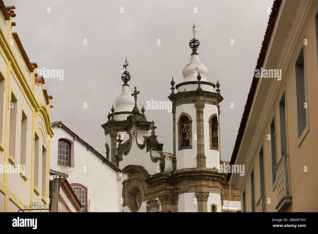 Sao Joao del Rei, Minas Gerais, Brasilien - 05. März 2016: Turm der Kirche des heiligen Franz von Assisi im historischen Zentrum von Sao Joao del Rei Stockfoto