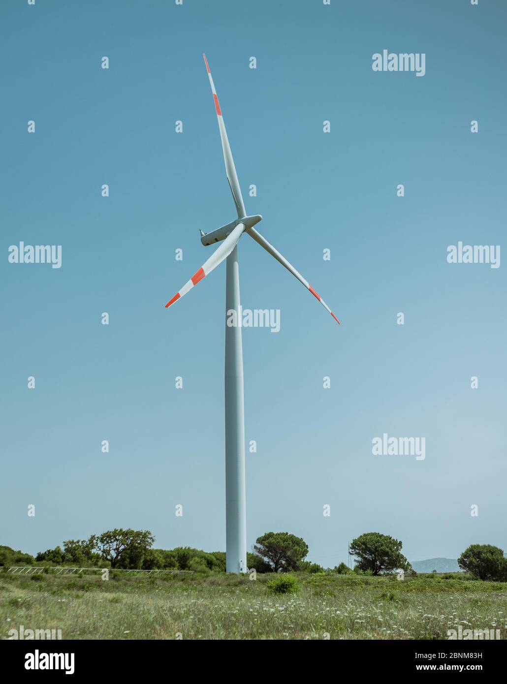 Windturbine mit schönem blauen Himmel Stockfoto
