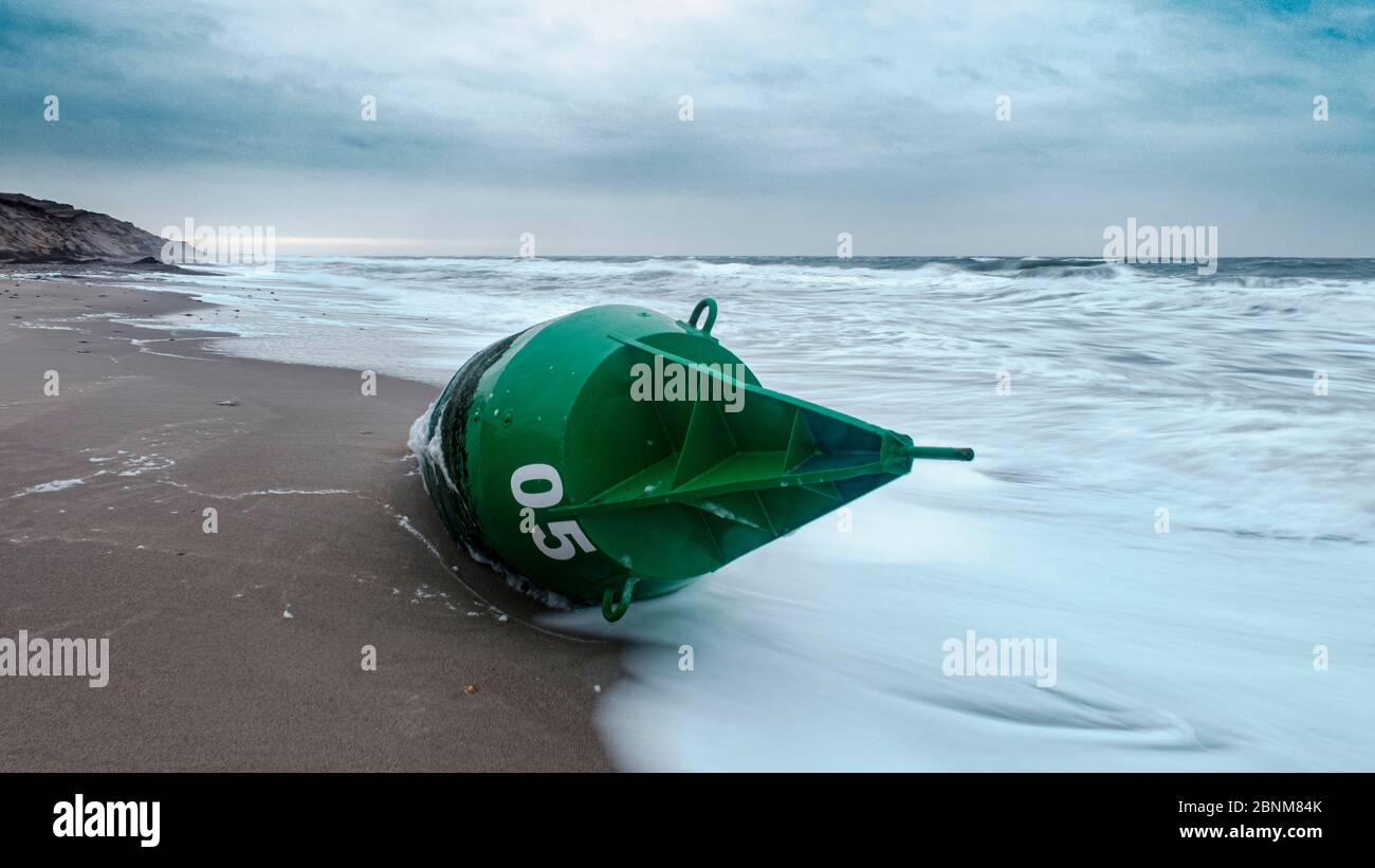 Dänische Nordseeküste mit gestrandeten Fairwayfässer. Stockfoto