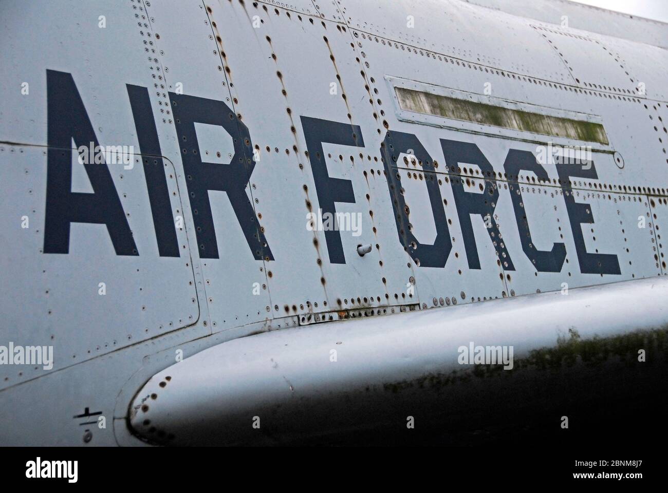Air Force Schriftzug auf altem Kampfflane Stockfoto