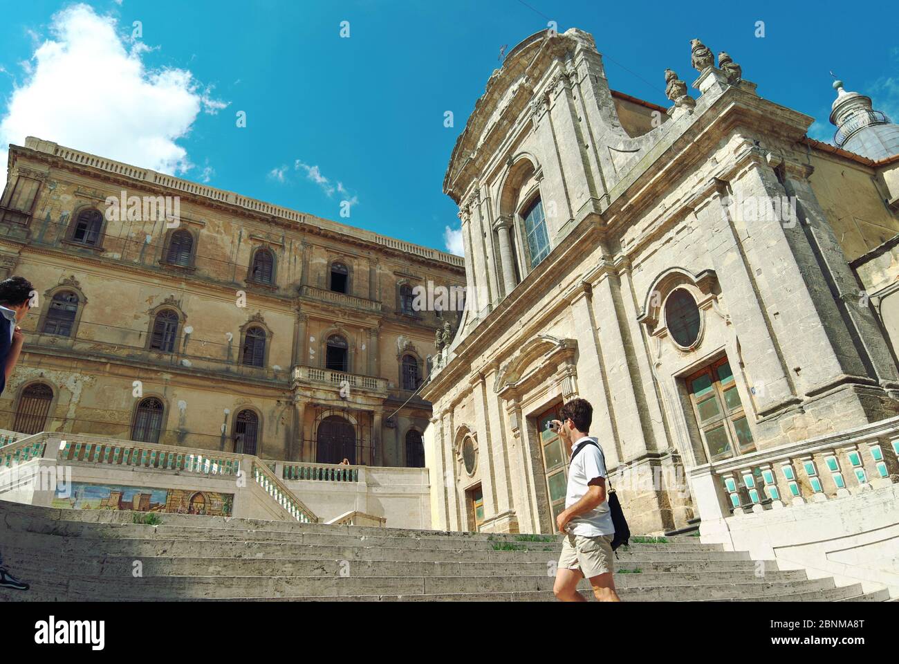 CALTAGIRONE, ITALIEN - 11. AUGUST 2007: Tourist Nehmen Sie ein Bild von S. Maria Del Monte Kirche in Sizilien Stockfoto