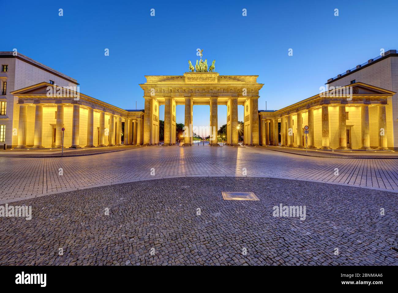 Das beleuchtete Brandenburger Tor in Berlin nach Sonnenuntergang ohne Menschen Stockfoto