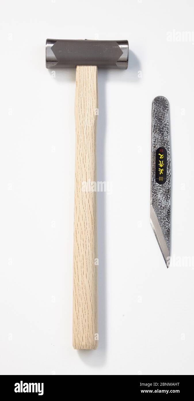 Hammer und Messer auf weiß, Serienwerkzeug für die Holzbearbeitung aus Japan, japanisches Werkzeug für die Holzbearbeitung, Papiermesser, japanischer Universalhammer mit rundem und glattem Gesicht Stockfoto