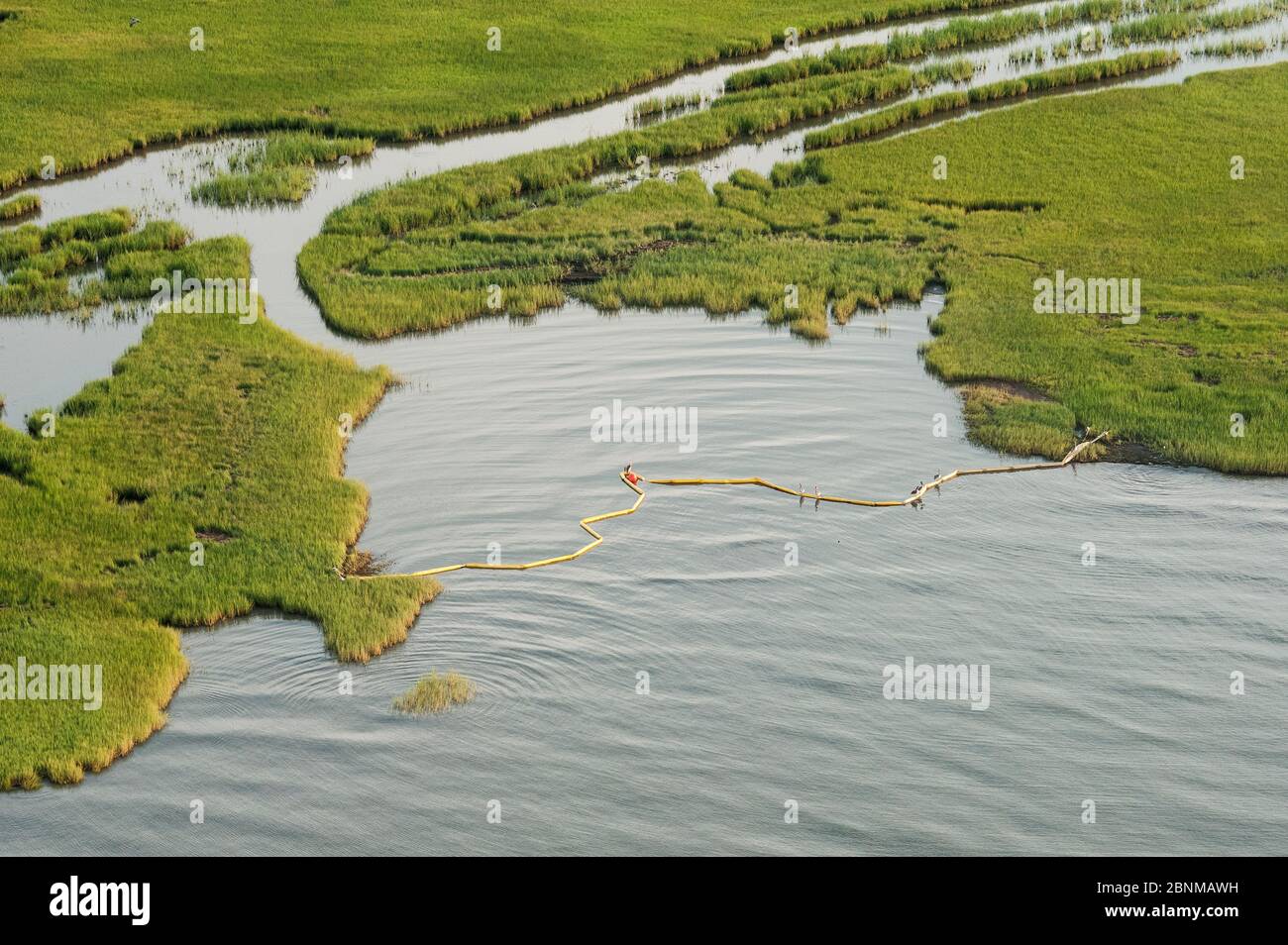 Luftaufnahme der Ölinhalt boom Schutz Queen Bess Insel, Grande Isle, Louisiana, Golf von Mexiko, USA, August 2010 Stockfoto