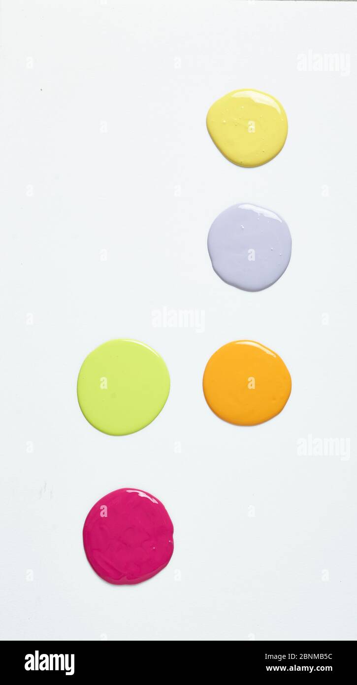 Bunte Farbblobs auf Weiß, Zusatzbild zum Thema DIY Wall Design 01, Schritt-für-Schritt-Do-it-yourself-Produktion, vertikale Farbstreifen im unteren Wandbereich Stockfoto