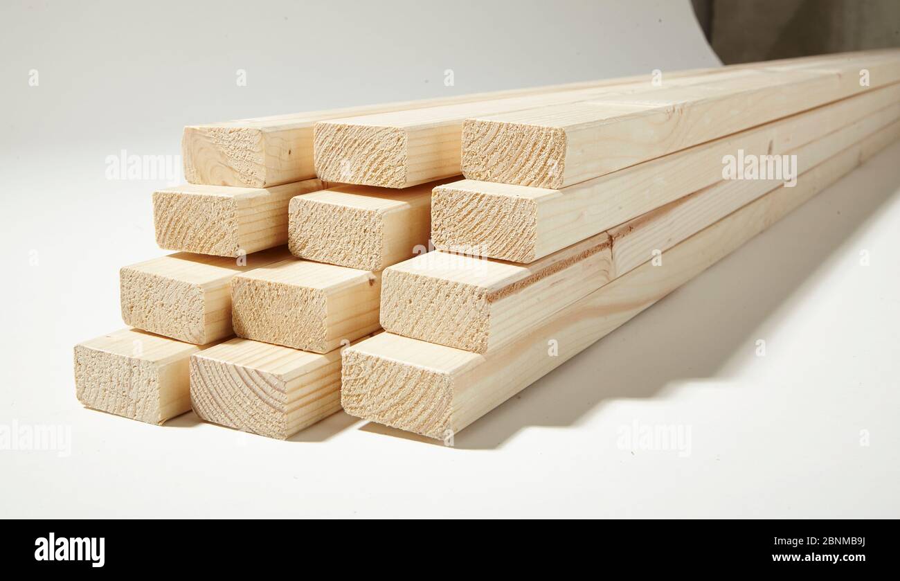 DIY Wandgestaltung 02, Schritt-für-Schritt Do-it-yourself Produktion, verschiedene türkisfarbene Bereiche durch weiße Holzleisten getrennt, Materialfoto 01: Holzleisten Stockfoto