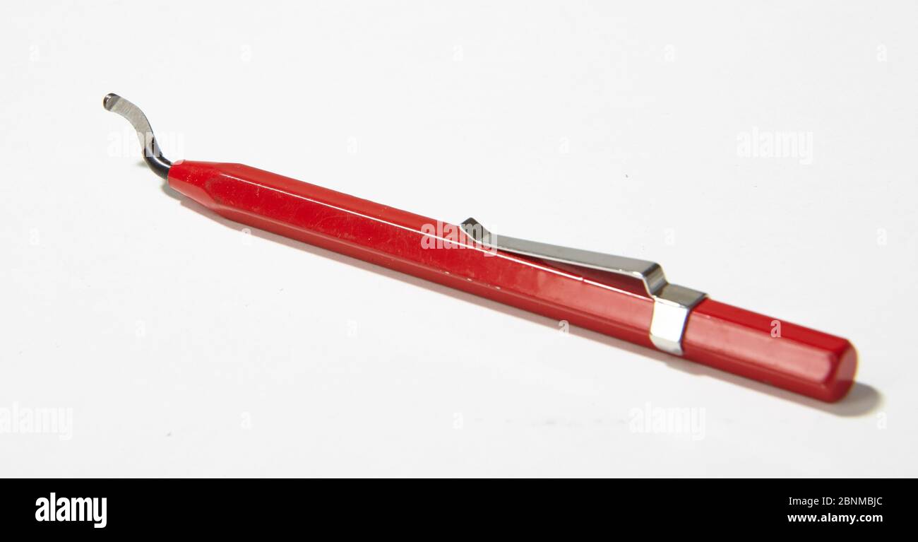 Metallbearbeitungswerkzeug, Serie, Bild 6 von 7, Entgrater, rot, Objektbild auf weißem Hintergrund Stockfoto