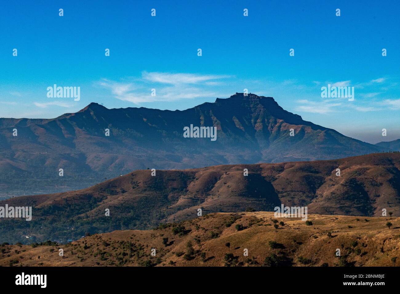 Torna Fort (erste Festung von shivaji maharaj gefangen genommen) Blick von Pabe Ghat mit großen Bergen und blauen Himmel, Pune, Maharashtra, Indien, 1. Januar 2020 Stockfoto