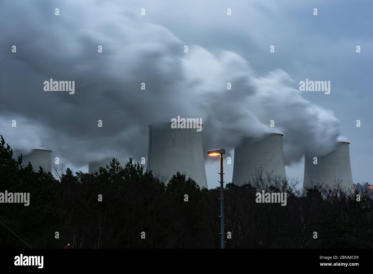 Deutschland, Brandenburg, Jänschwalde, Wasserdampf steigt aus den Kühltürmen des Braunkohlekraftwerks Jänschwalde der Lausitz Energie Bergbau AG. Stockfoto