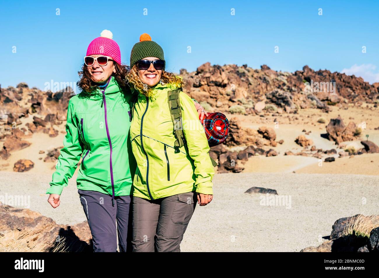 Zwei sportliche junge Frauen genießen gemeinsam Outdoor-Freizeitaktivitäten Stockfoto