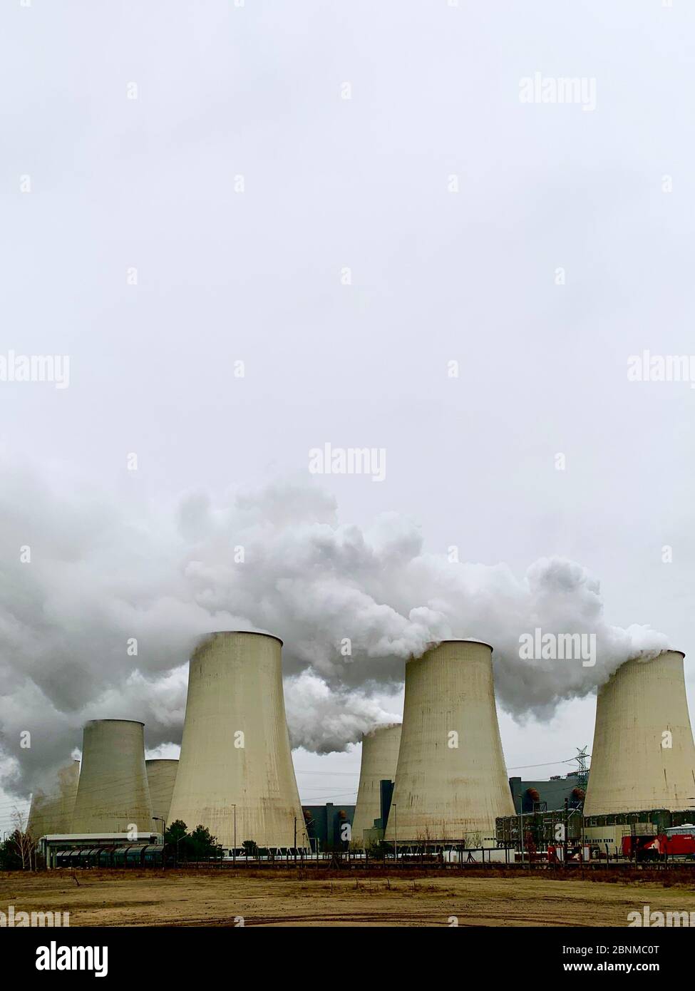 Deutschland, Brandenburg, Jänschwalde, Wasserdampf steigt aus einem Kühlturm des Braunkohlekraftwerks Jänschwalde der Lausitz Energie Bergbau AG. Stockfoto