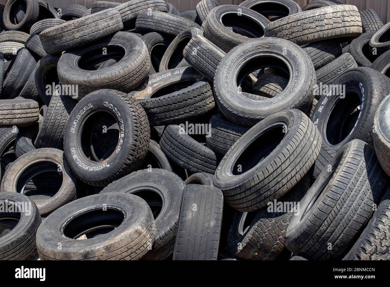 Indianapolis - um Mai 2020: Haufen von Junk-Reifen wiederverwendet, recycelt oder repariert werden. Stockfoto