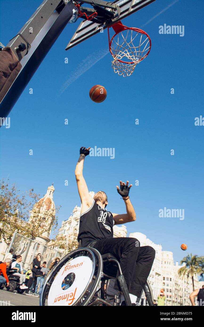 Valencia, Spanien. 15. Februar 2020 - Adaptiver Sporttag. Ein adaptiver Basketballspieler, der den Ball in den Korb auf dem vorbereiteten Platz im wirft Stockfoto