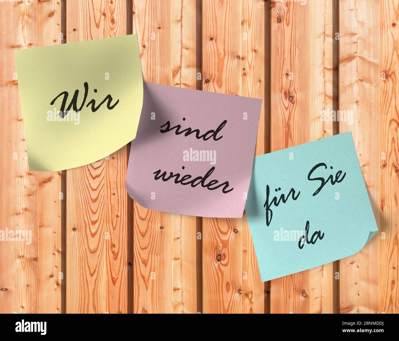 Haftnotizen mit dem deutschen Text, Wir sind wieder für sie da, Wir sind wieder für Sie da, auf einer Holzwand Stockfoto