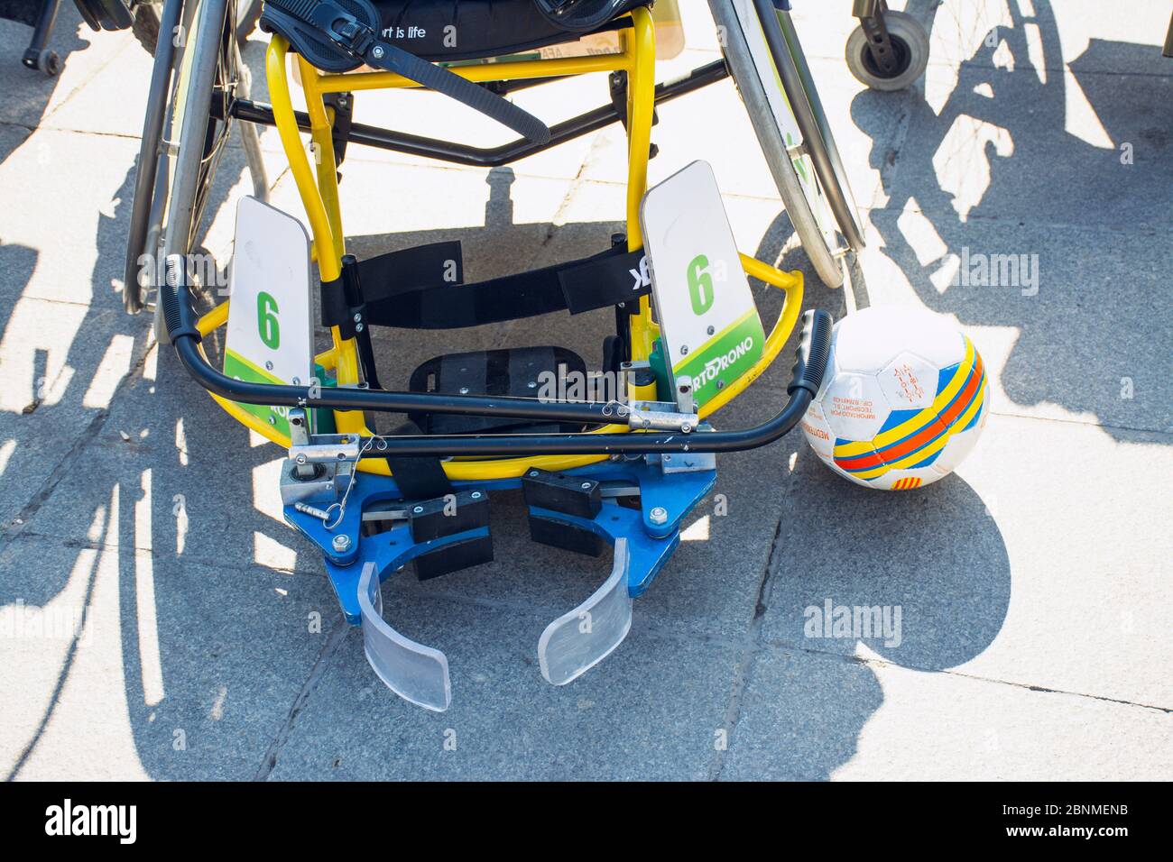 Valencia, Spanien. 15. Februar 2020 - Adaptiver Sporttag. Detail eines adaptiven Fußball oder Fußball-Rollstuhl Stockfoto