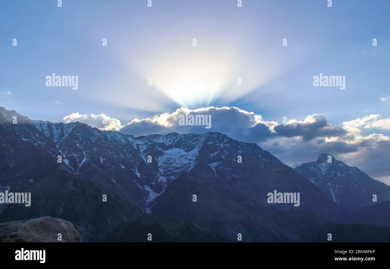 Triund, Mcleodganj, Himachal Pradesh, Indien - EIN Aussichtspunkt der ganzen Stadt von den Berghügeln. Grüne Berge von Himachal Pradesh, Indien. Natur Stockfoto