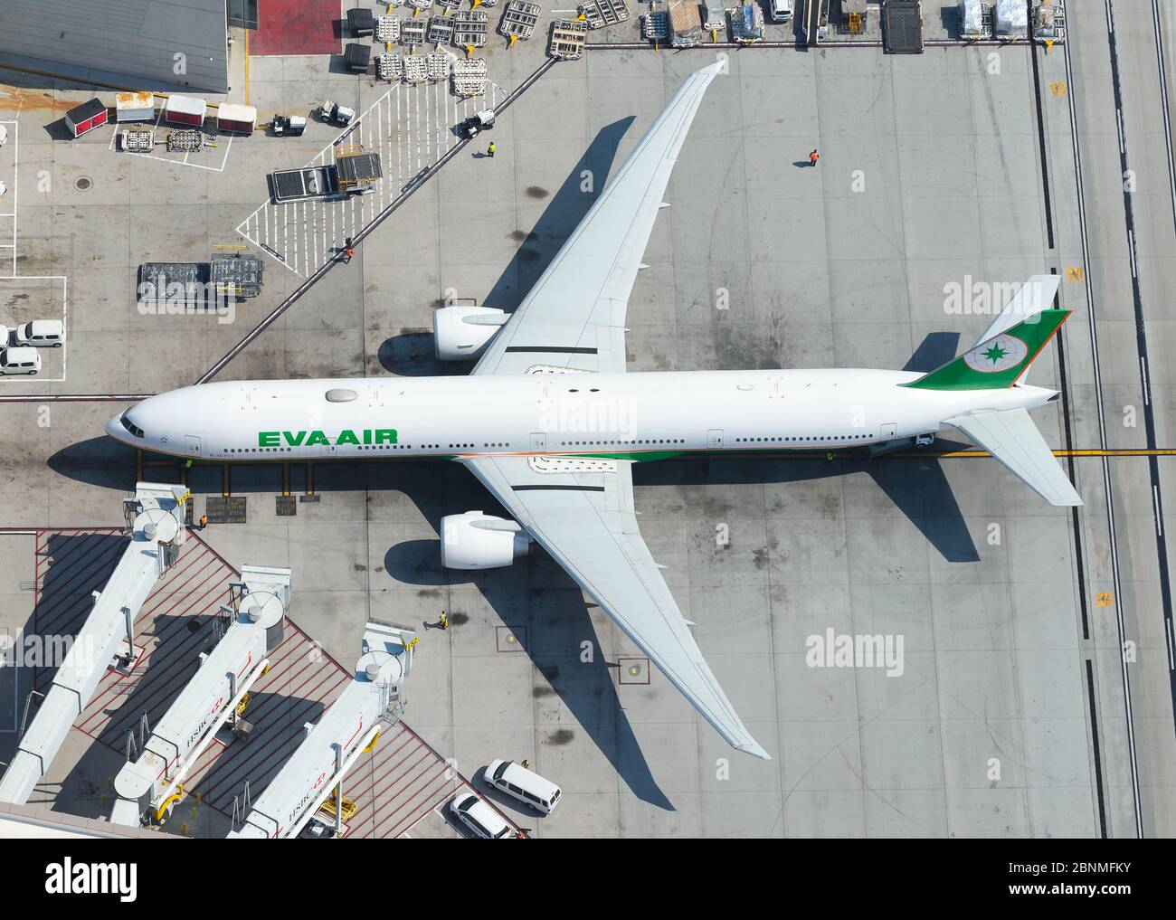 EVA Air Boeing 777 Breitkörper-Langstreckenjetliner am Los Angeles LAX International Airpor geparkt, bei der Verbindung mit Jet-Brücken. 777-300ER B-16721. Stockfoto