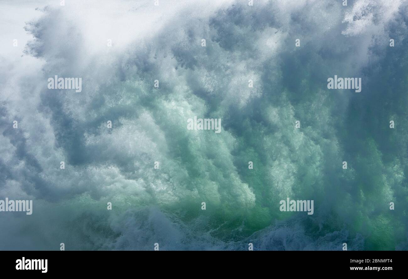 Storm Wellen gegen die Klippen bei Svörtuloft, Island April 2016 brechen. Stockfoto