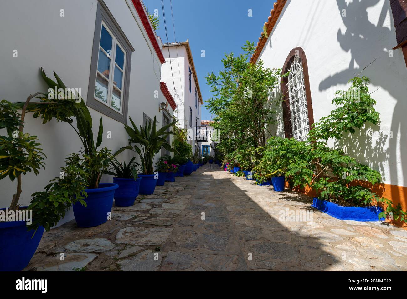 Eine schöne Straße von Hydra, eine der Saronischen Inseln in Griechenland im Frühling. Stockfoto