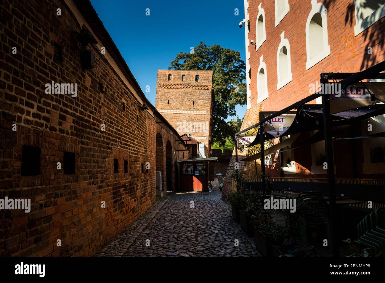 Europa, Polen, Woiwodschaft Kujawien-Pommern, Torun / Thorn - Stadtmauern und Schiefer Turm Stockfoto