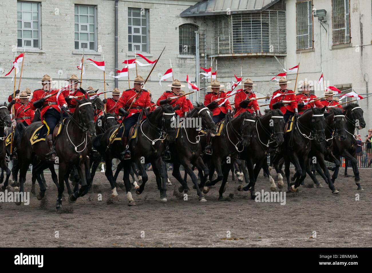 Die Royal Canadian Mounted Police Force erhebt Anklage während des National American Police Equestrian Competition (NAPEC) im Kingston Penitentiary, Kingsto Stockfoto
