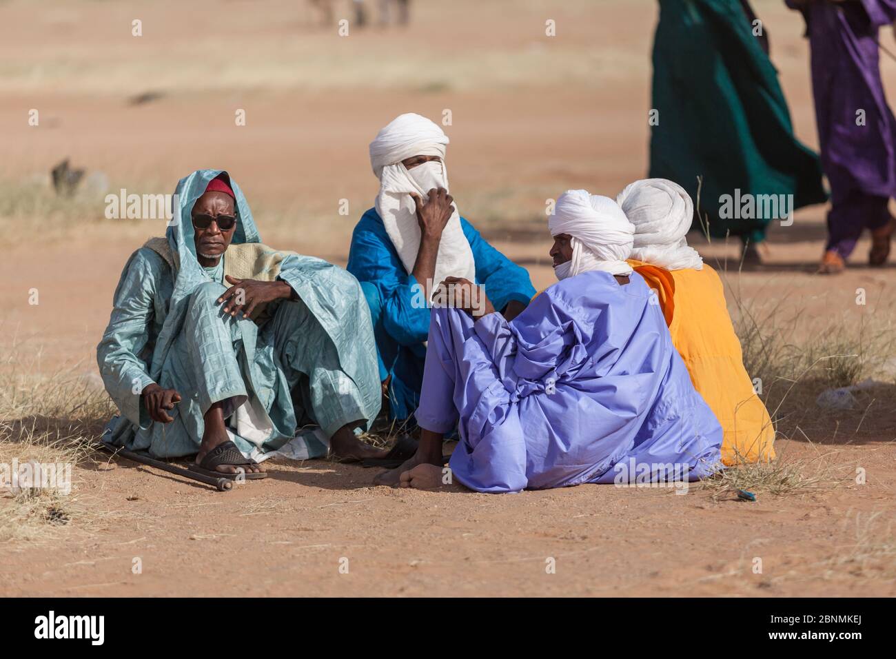 Gruppe von tuareg auf dem Boden Sahara Wüste sitzen Stockfoto