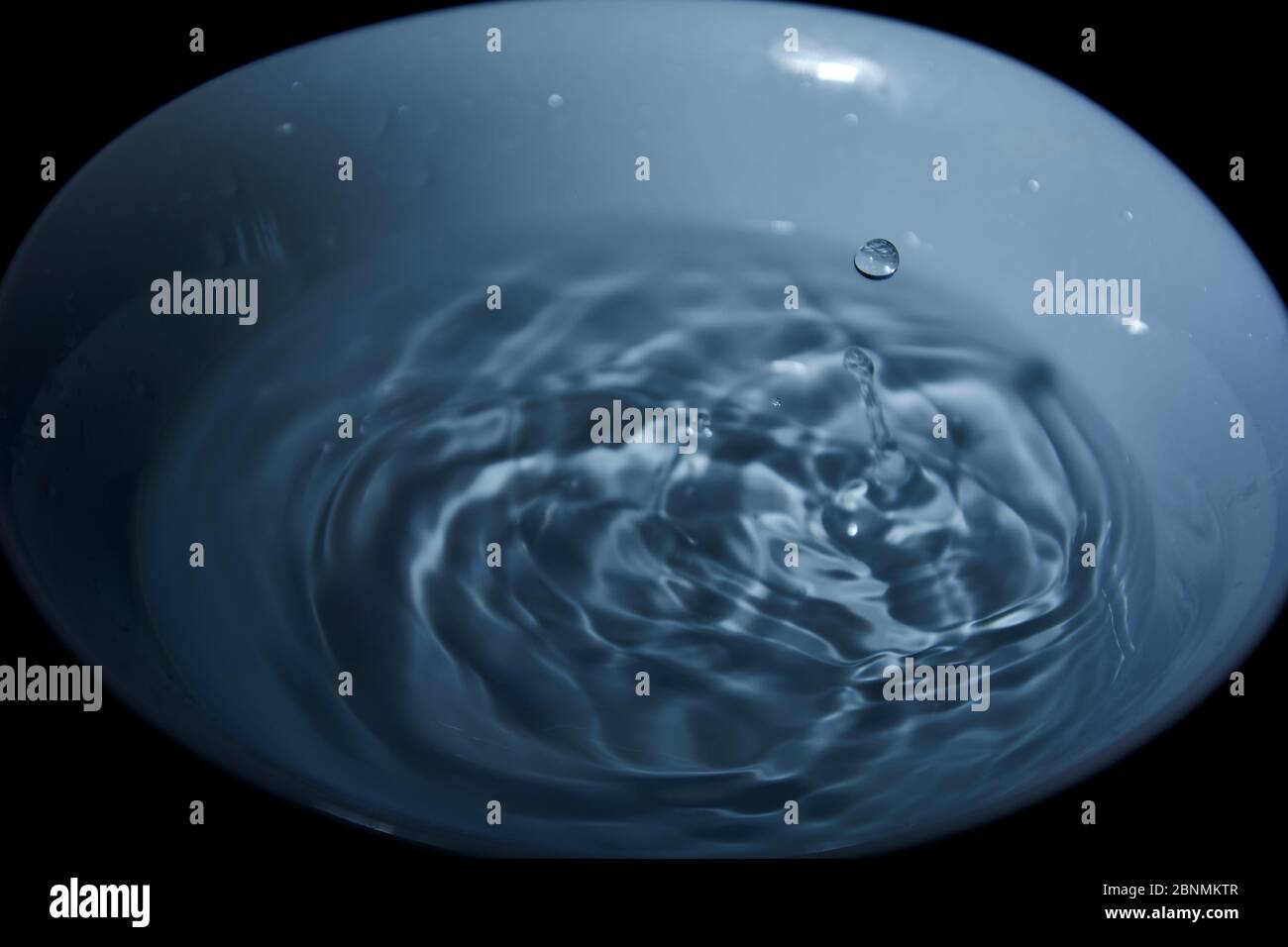 Wassertropfen auf weiße Schüssel, kalte Töne, bläulich, Wellen, Stockfoto