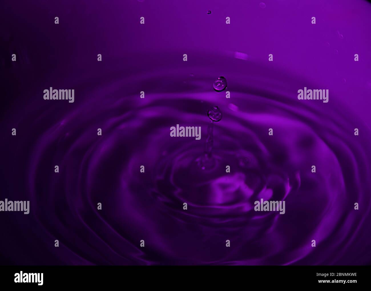 Wassertropfen auf weiße Schale, violette Töne, bläulich, Wellen, Stockfoto