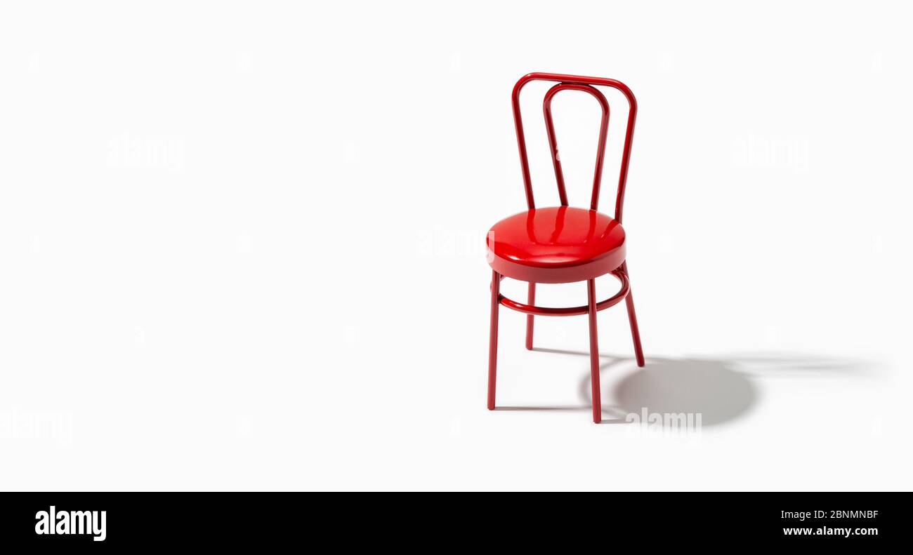 Roter Stuhl isoliert auf weißem Hintergrund. Einsamkeit oder Einsamkeit Konzept. Kopierbereich Stockfoto