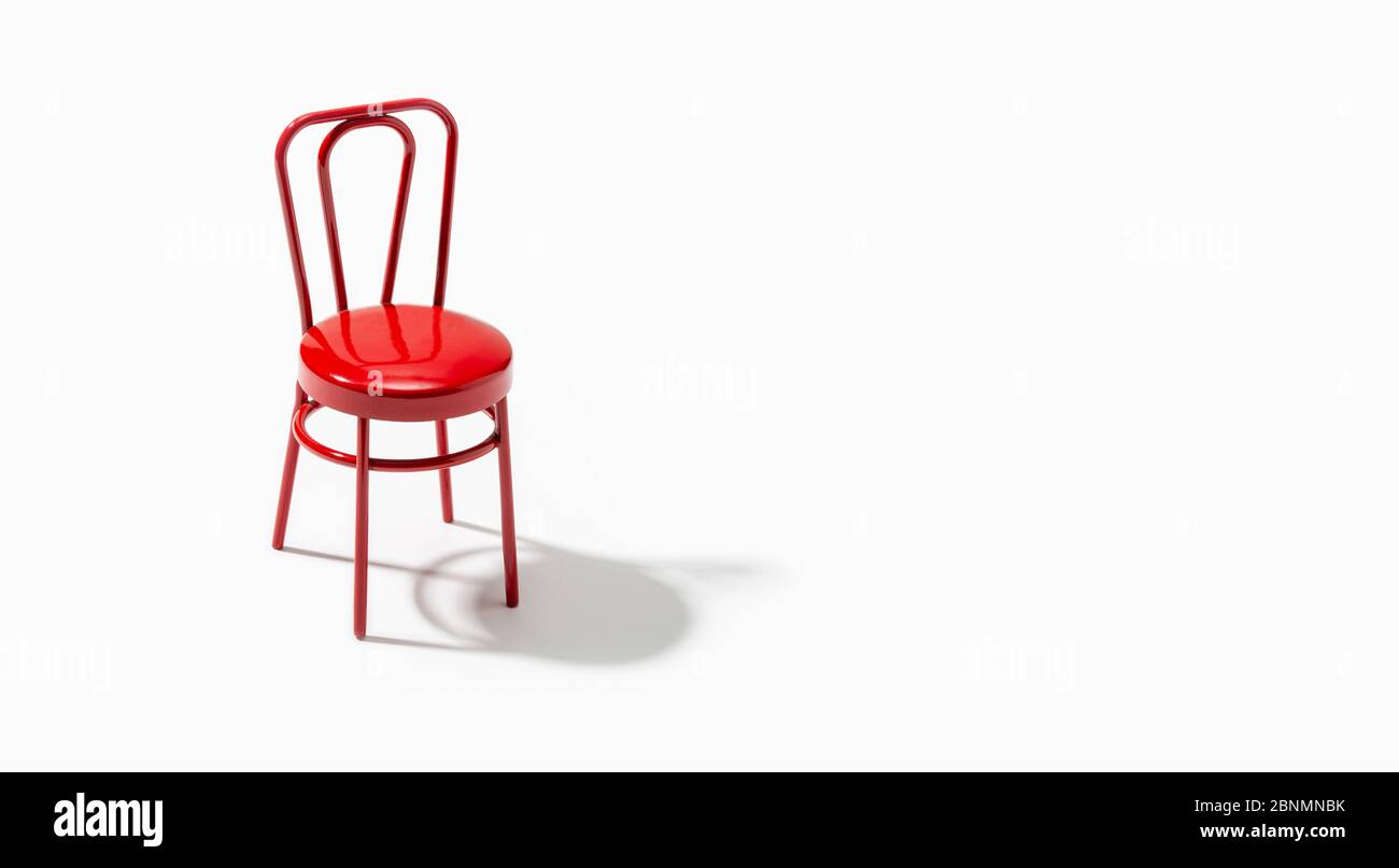 Roter Stuhl isoliert auf weißem Hintergrund. Einsamkeit oder Einsamkeit Konzept. Kopierbereich Stockfoto
