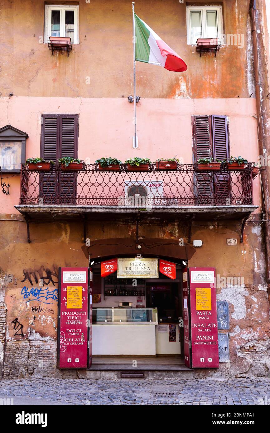 Typische Pizzeria, mit Bannerschildern, die die Sperrbestimmungen zur Zeit von Covid 19, Corona Virus, anzeigen. Italienische Flagge winken. Rom, Italien, Europa, EU. Stockfoto