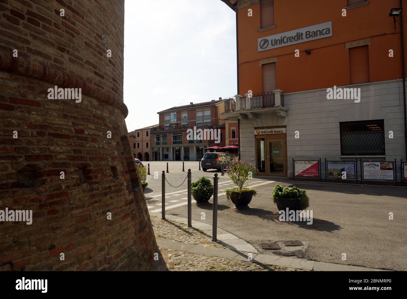 Blick auf den zentralen Platz der Stadt. UniCredit Bank. Forlimpopoli, Emilia-Romagna, Provinz Forlì-Cesena, Italien. Stockfoto