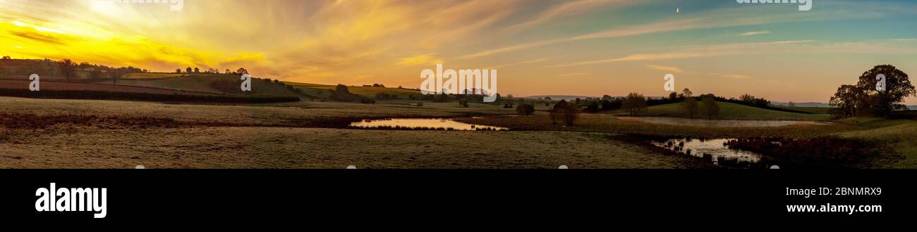 Shropshire Morgendämmerung, Sonne über dem Wrekin und ländliche Einstellung mit Mond noch am Himmel, Panorama Stockfoto
