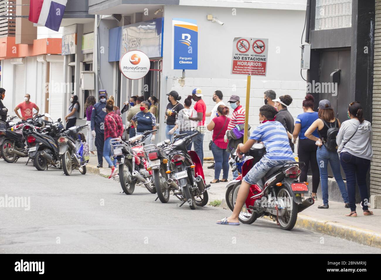 Jarabacoa ,La Vega / Dominikanische Republik - 07. Mai 2020 : Menschen aus der Stadt Schlange warten auf die Eingabe der Bank, nicht halten die soziale Distanz recom Stockfoto