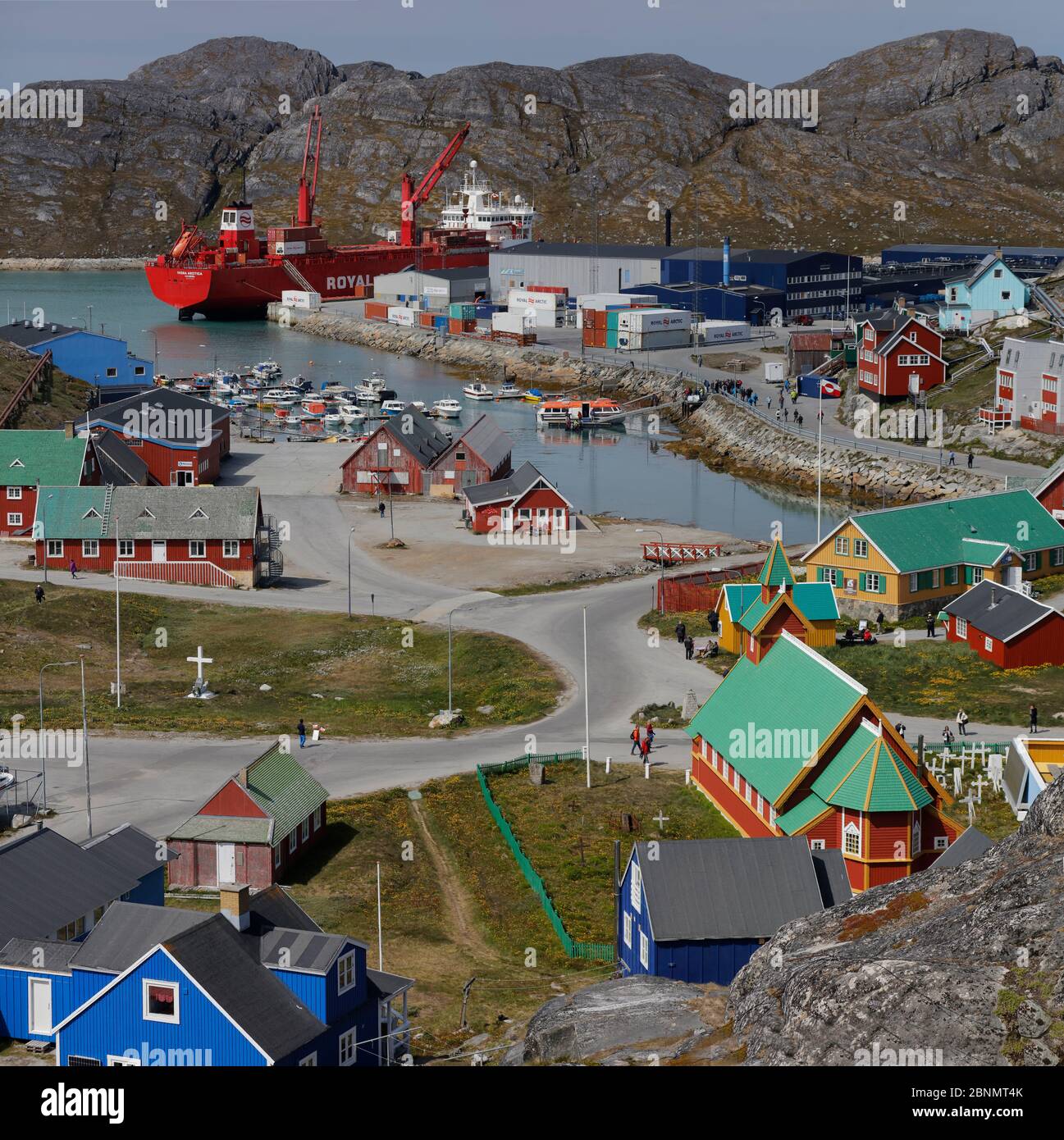 Paamiut Stadt an der grönländischen Küste, mit Royal Arctic Line Boot festgemacht, Grönland, Juli 2016. Stockfoto
