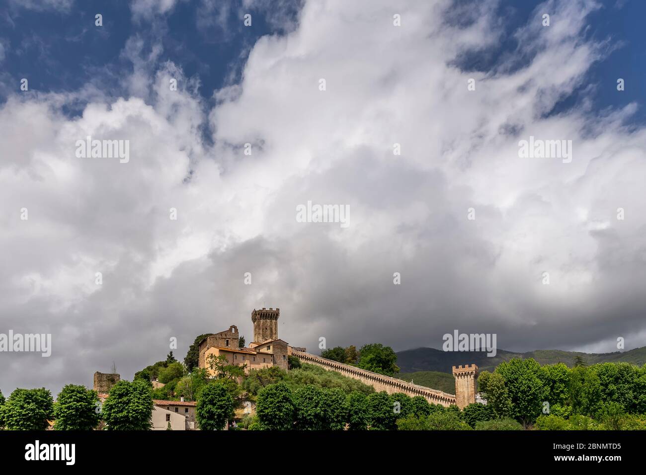 Weiße Wolken über dem dramatischen Himmel in Vicopisano, einem alten toskanischen Dorf in der Provinz Pisa, Italien Stockfoto