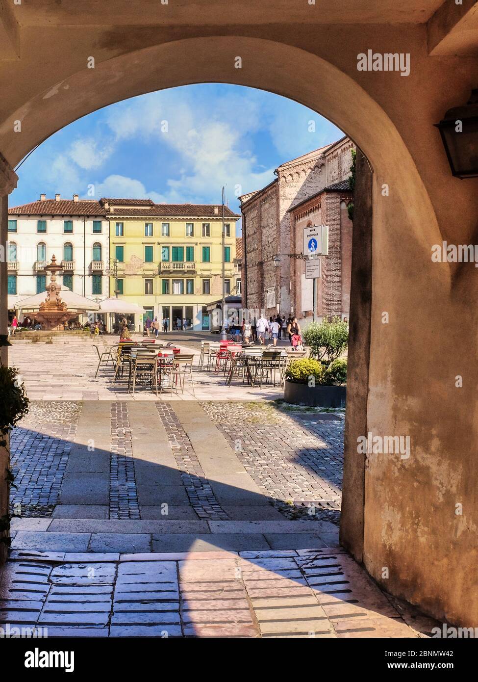 Bassano, Italien. Garibaldi Platz. Der Basseneser Brauch nennt diesen Platz "Piazza delle Erbe", weil dort jahrhundertelang der Gemüsemarkt abgehalten wurde. Stockfoto