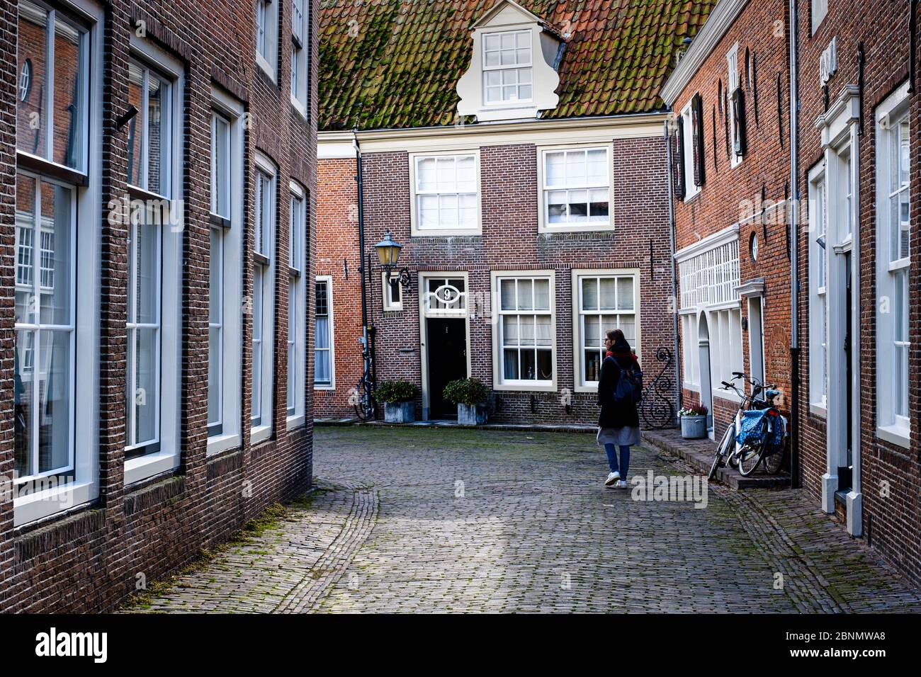Straßenszene mit typisch holländischer Architektur Stockfoto