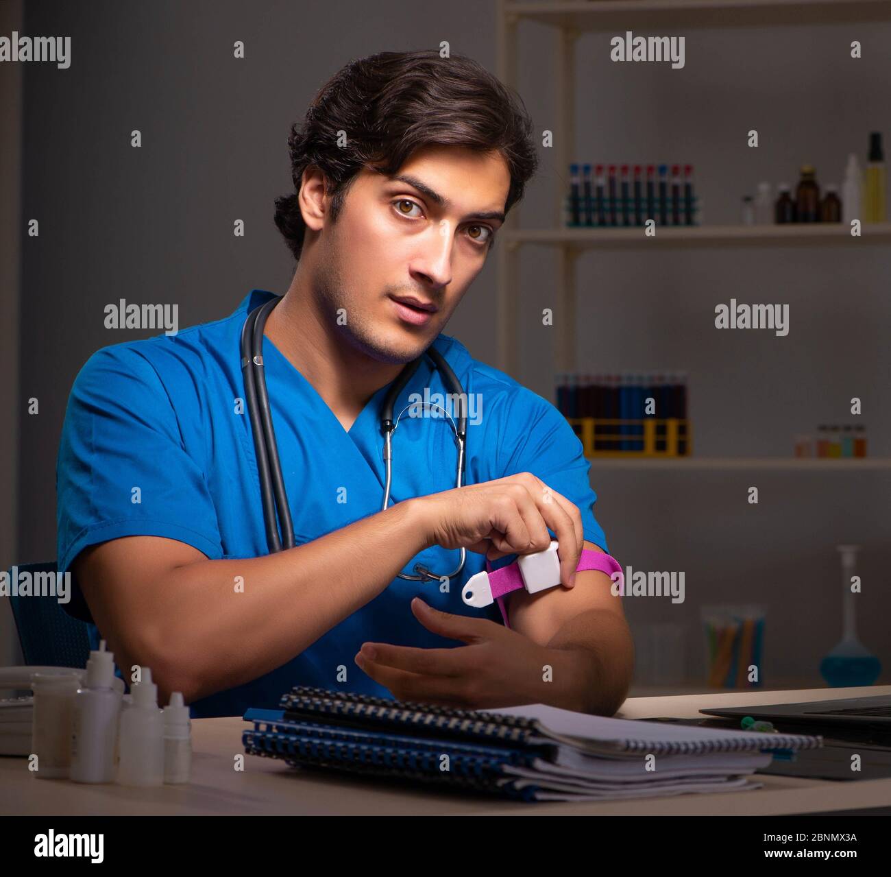 Die jungen gutaussehenden Arzt Nachtschicht im Krankenhaus Stockfoto