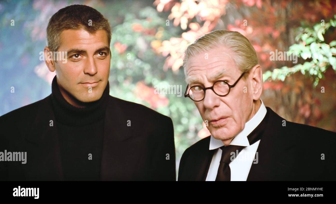USA. Michael Gough , George Clooney in einer Szene aus dem ©Warner Bros Film : Batman & Robin (1997) . Handlung: Batman und Robin versuchen, ihre Beziehung zu halten, auch wenn sie Mr. Freeze und Poison Ivy davon abhalten müssen, Gotham City einzufrieren. Ref: LMK110-J6508-140520 von LMKMEDIA geliefert. Nur Redaktionell. Landmark Media ist nicht der Urheberrechtsinhaber dieser Film- oder TV-Standbilder, sondern bietet einen Service nur für anerkannte Medienstellen an. pictures@lmkmedia.com Stockfoto