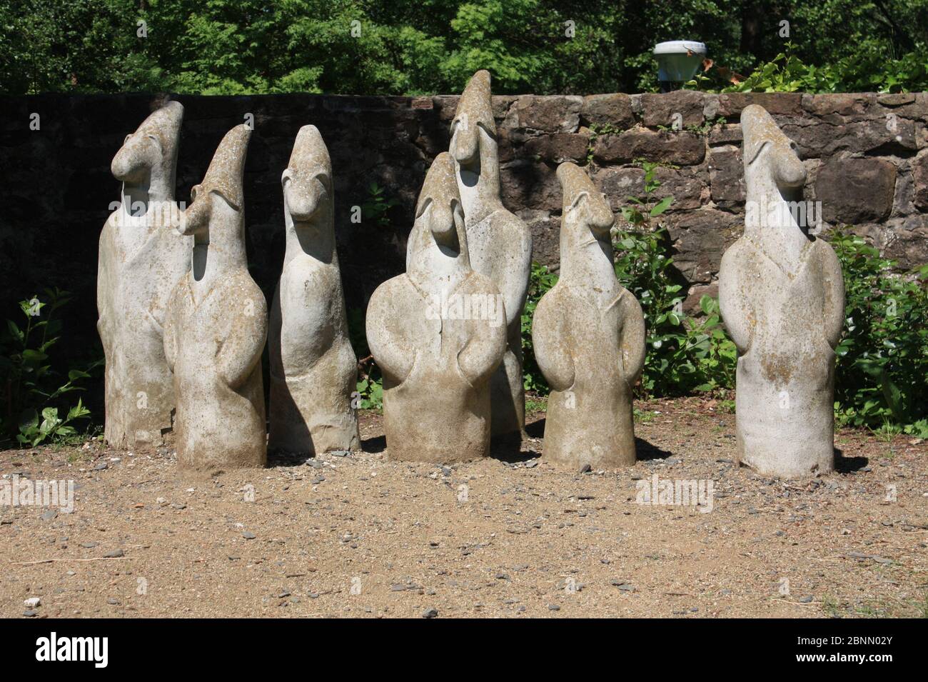 Statuen der sieben Zwerge aus dem Grimm-Märchen Schneewittchen Stockfoto