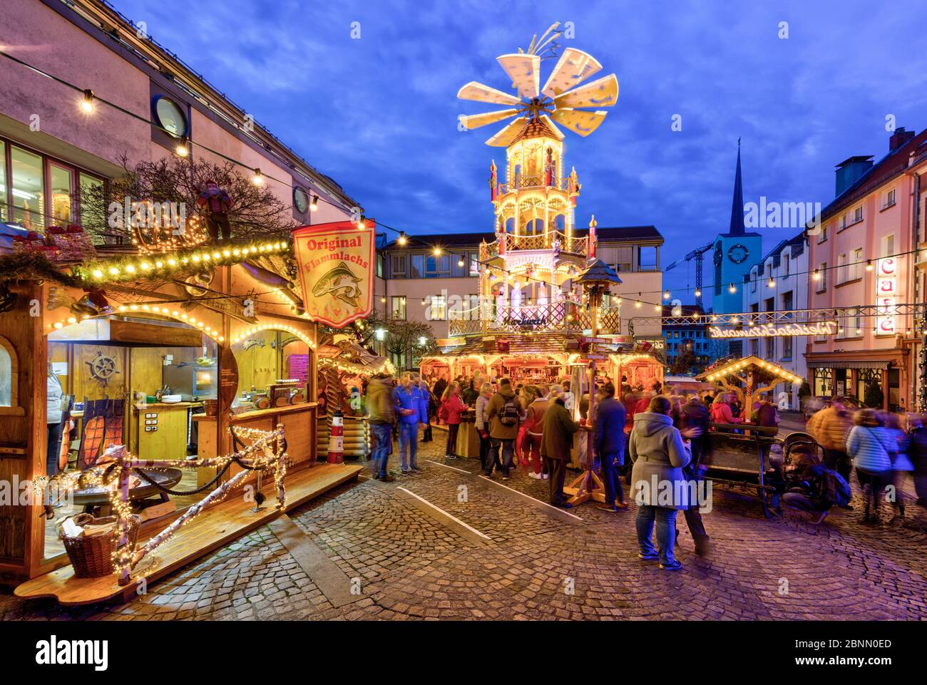 Weihnachtsmarkt, Palastplatz, Weihnachtspyramide, Stadtbibliothek