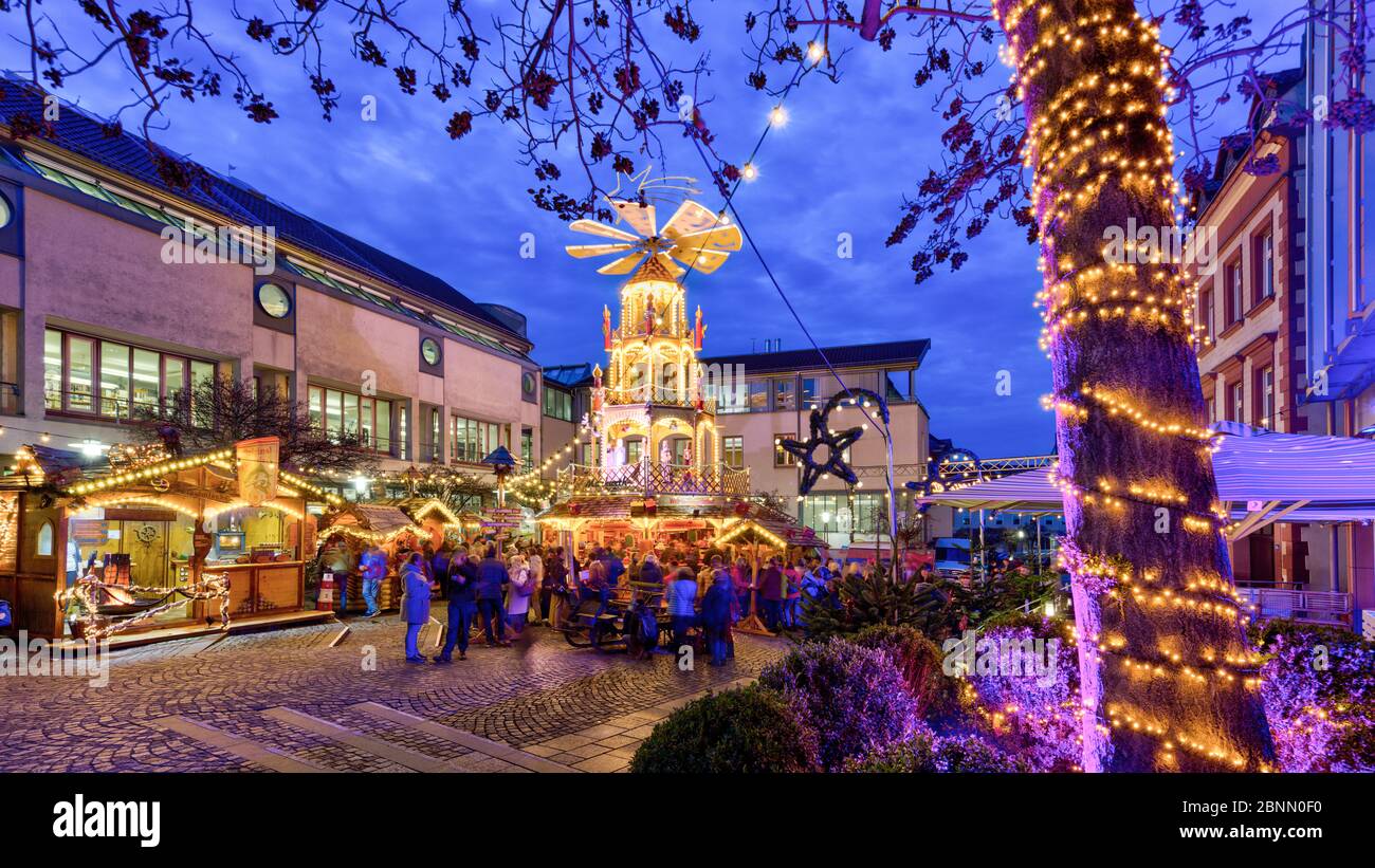 Weihnachtsmarkt, Palastplatz, Weihnachtspyramide, Stadtbibliothek, blaue Stunde, Abenddämmerung, Weihnachtsdekoration, Aschaffenburg, Franken, Bayern, Deutschland, Europa Stockfoto